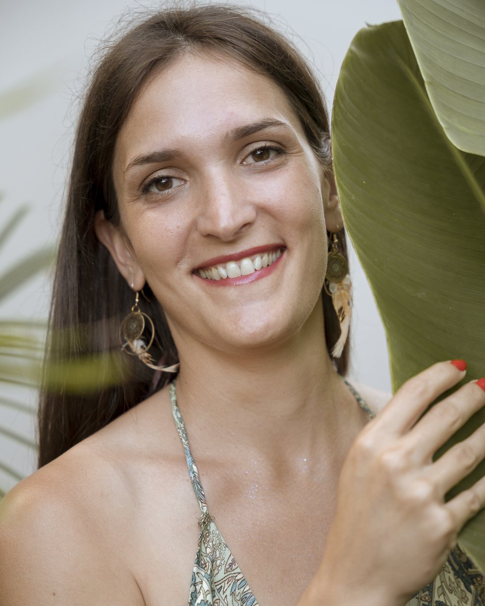 Portrait d'Aurélie, grand sourire, le regard tourné vers l'objectif